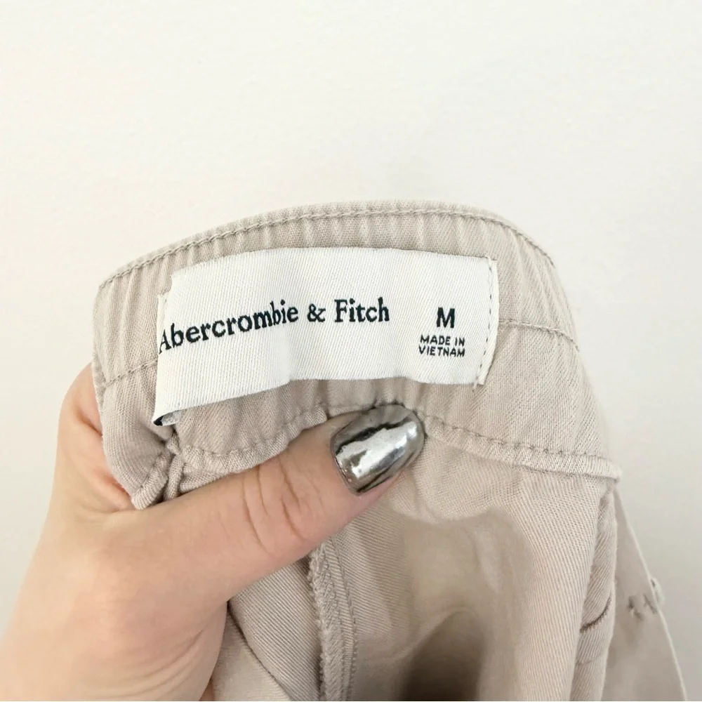 Abercrombie & Fitch Tailored Pleated Shorts Beige - Picture 6 of 6